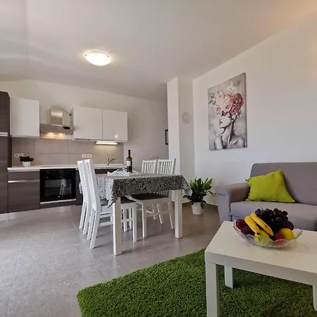 In Crikvenica Mit Terrasse Und Meerblick By Interhome Lägenhet