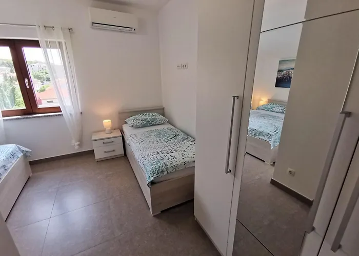 In Crikvenica Mit Terrasse Und Meerblick By Interhome Lägenhet *